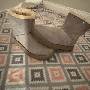 UGG Gray Winter Boots with Fluffy Lining;Used